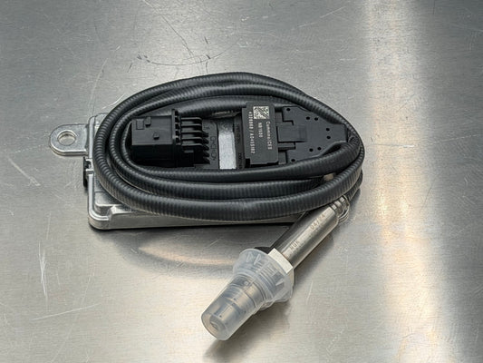 IDI PRO SERIES Cummins ISC / ISL 8.9L Outlet Nitrogen Oxide (NOx) Sensor - 24V NGK SENSOR KIT 4326476