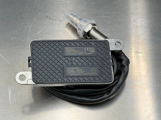 IDI PRO SERIES Cummins ISC / ISL 8.9L Outlet Nitrogen Oxide (NOx) Sensor - 24V NGK SENSOR KIT 4326476